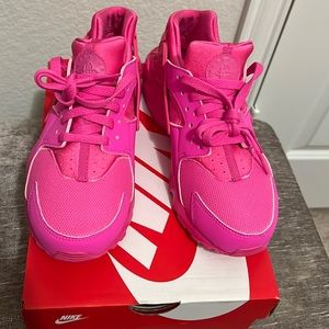 Nike Huarache (big) kids size 7..new in box